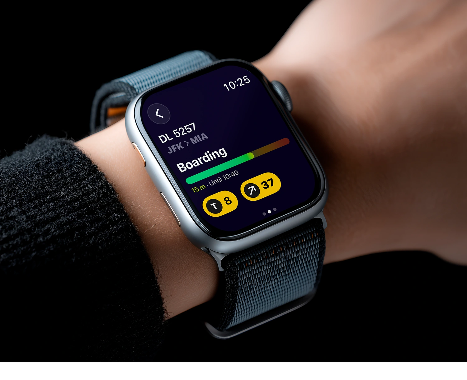 Apple Watch на запястье с этапом посадки и номером гейта